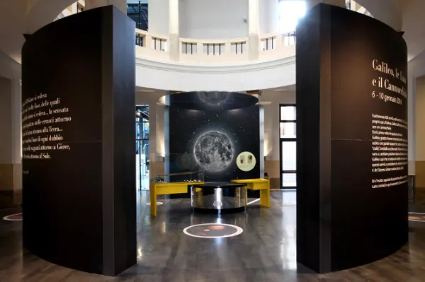 Le lune e il cannocchiale