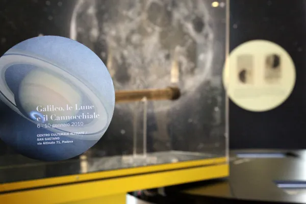 Le lune e il cannocchiale